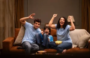 Famille regardant la télévision via un abonnement IPTV proposé par une agence IPTV en France